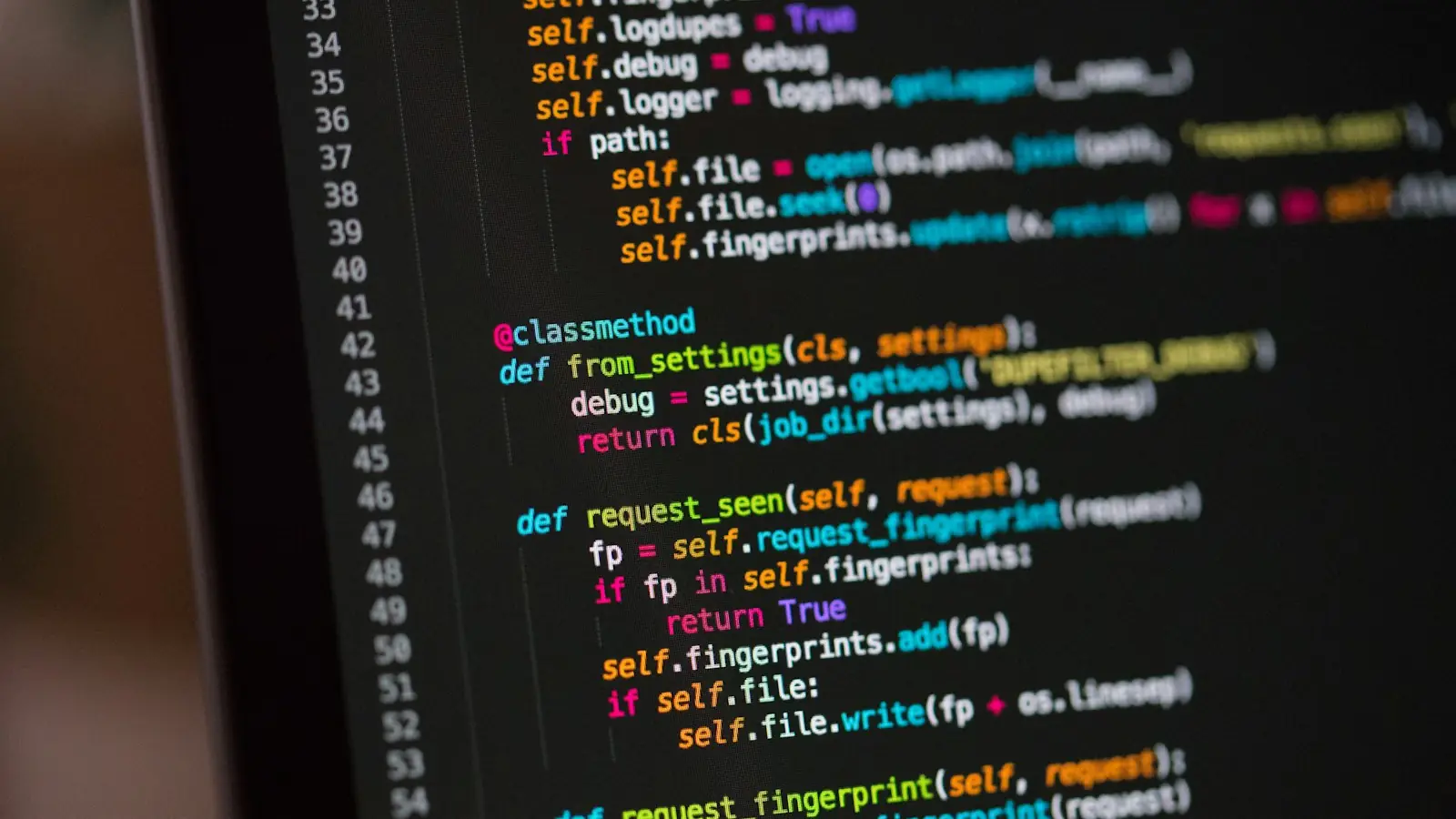 Kode Python pada layar monitor