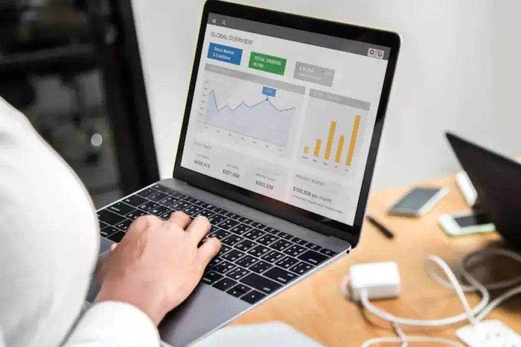 Seseorang membuka laptop melihat statistik