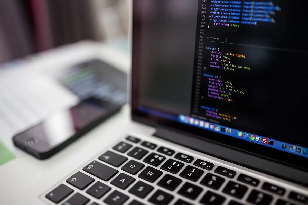 Perbedaan Coding dan Programming