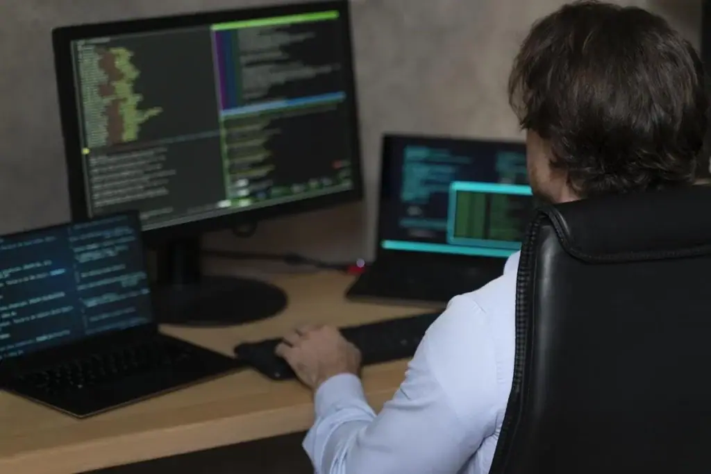 programmer sedang membuat website