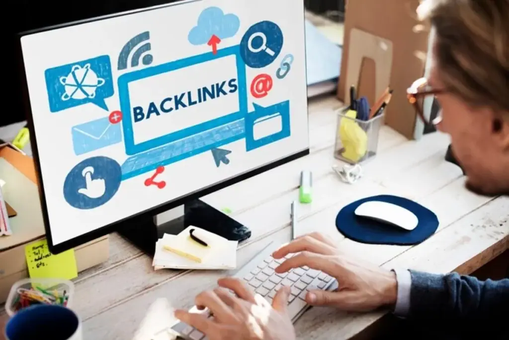 Seorang Laki-Laki Membuat Strategi Backlink