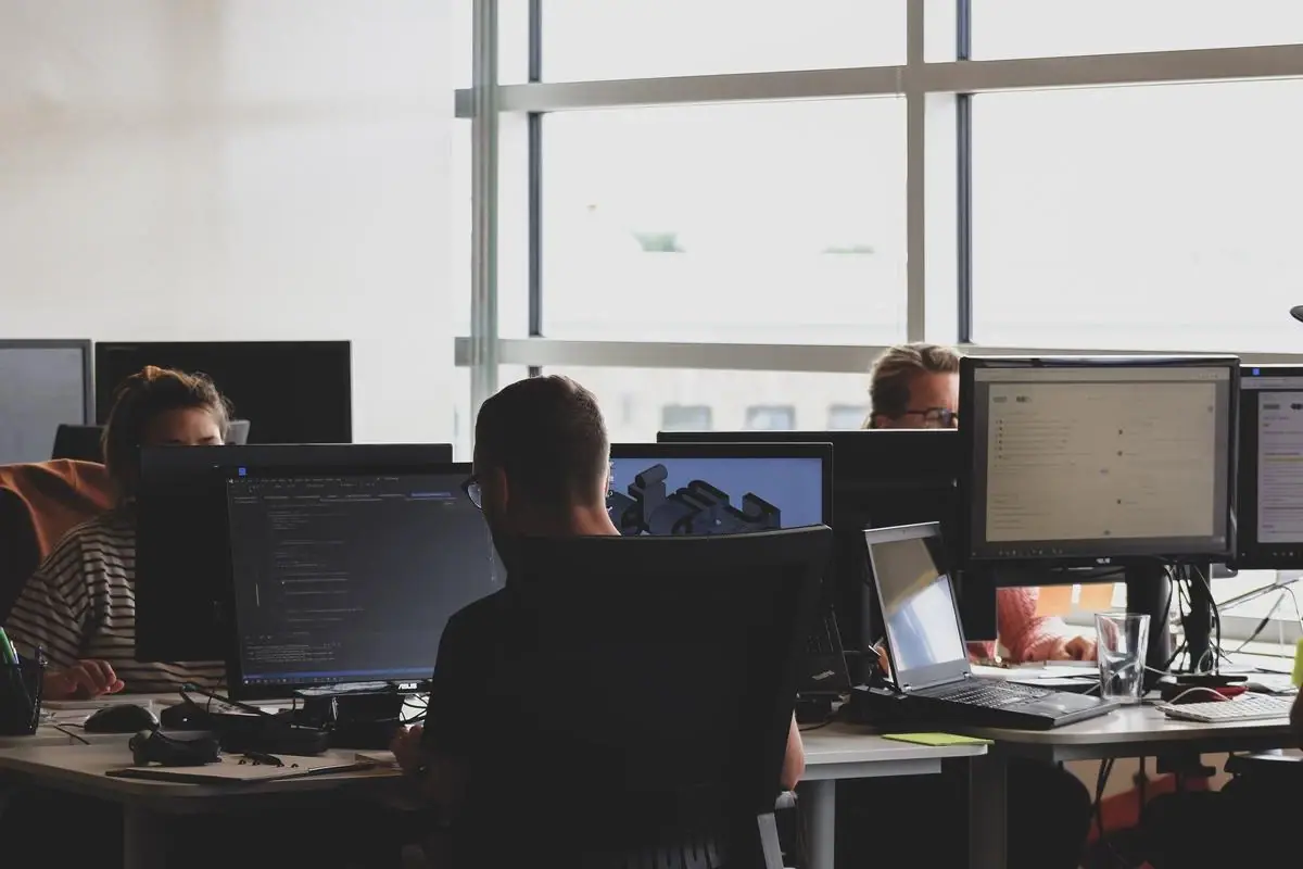 Tahapan RAD, digambarkan dengan sebuah kantor berisi paling tidak 3 karyawan yang sedang bekerja menghadap monitor PC nya masing-masing.