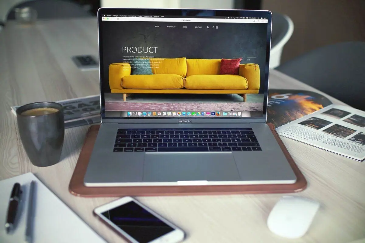 tampilan web page di laptop