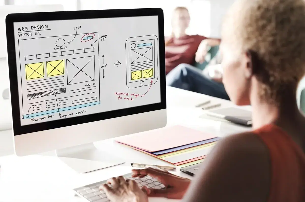 Seorang pegawai sedang mengerjakan wireframe pada monitor
