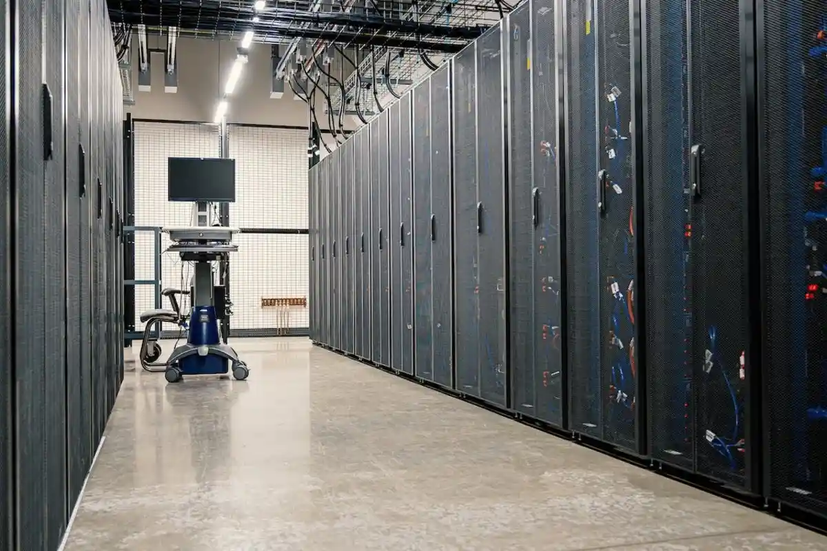 kumpulan kabel sistem komputer dan CPU sebagai penggambaran big data