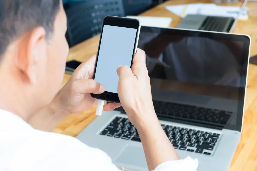mobile responsive menjadi pertimbangan cara memilih website builder 
