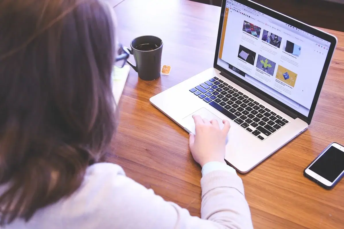 Website Perusahaan dengan contoh Metadata Deskriptif