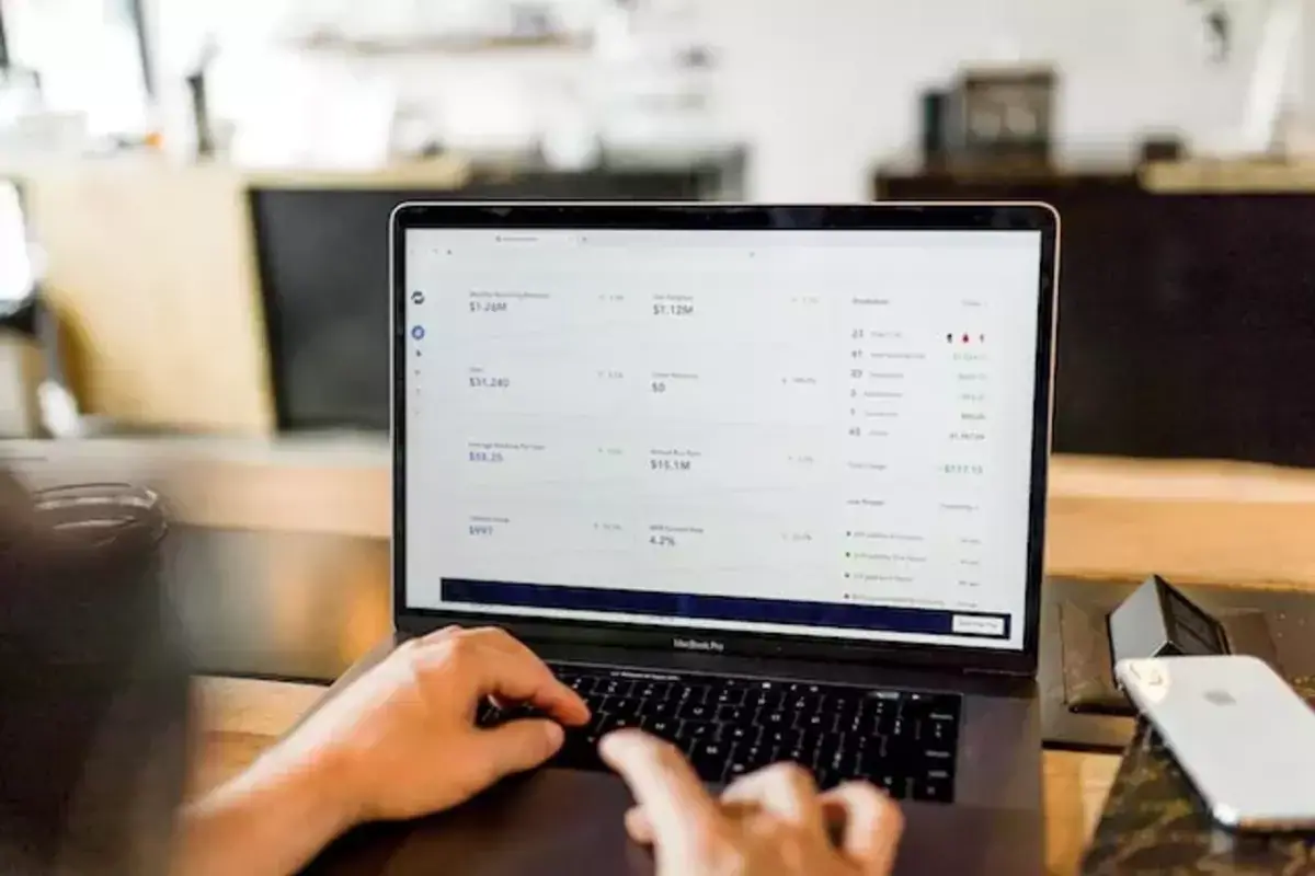 Ilustrasi Seseorang Sedang Melihat Fitur dan Analisis Google Ads 