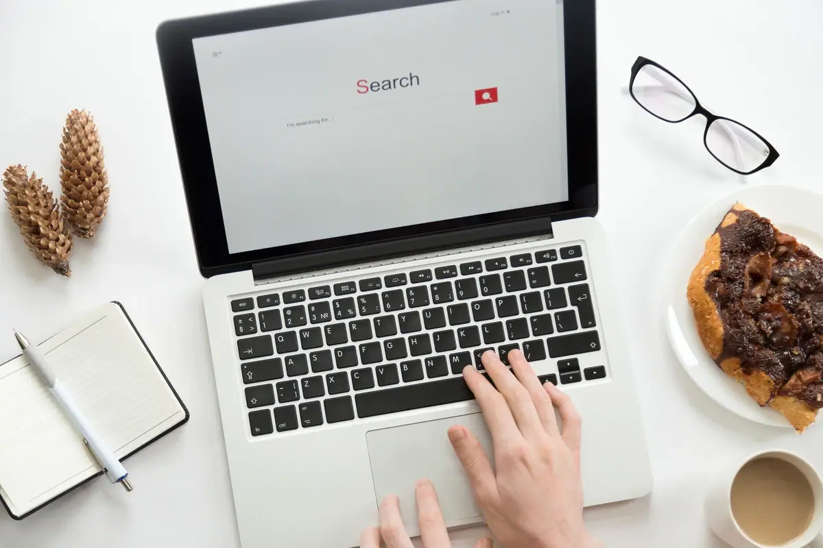 ilustrasi tangan orang mencari suatu keyword di search engine