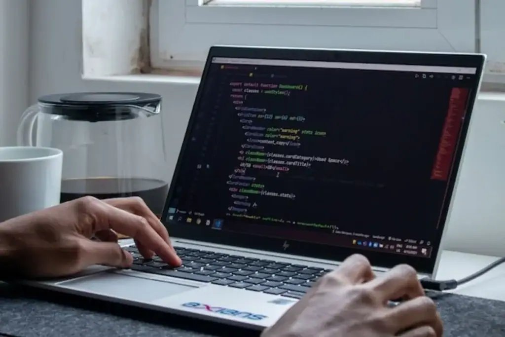 Ilustrasi Front End Developer sedang mengunakan framework untuk menjalankan program