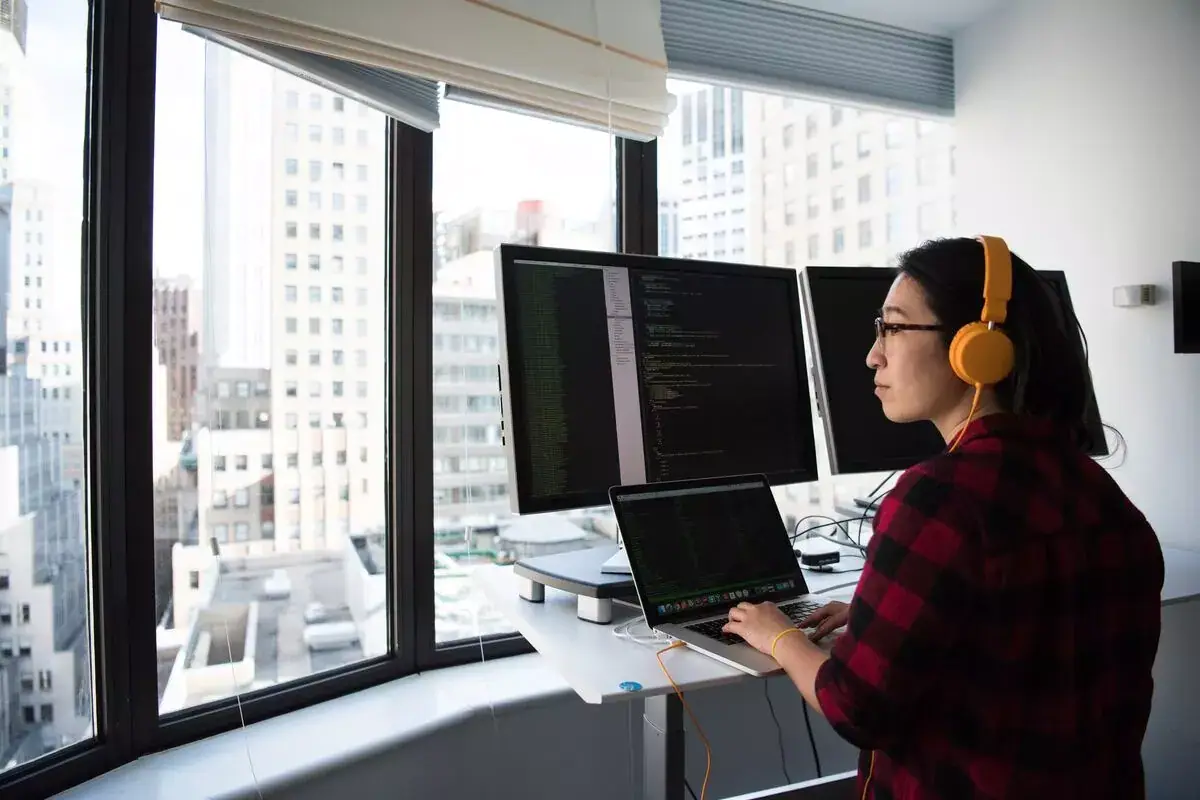 ilustrasi seorang full stack developer
