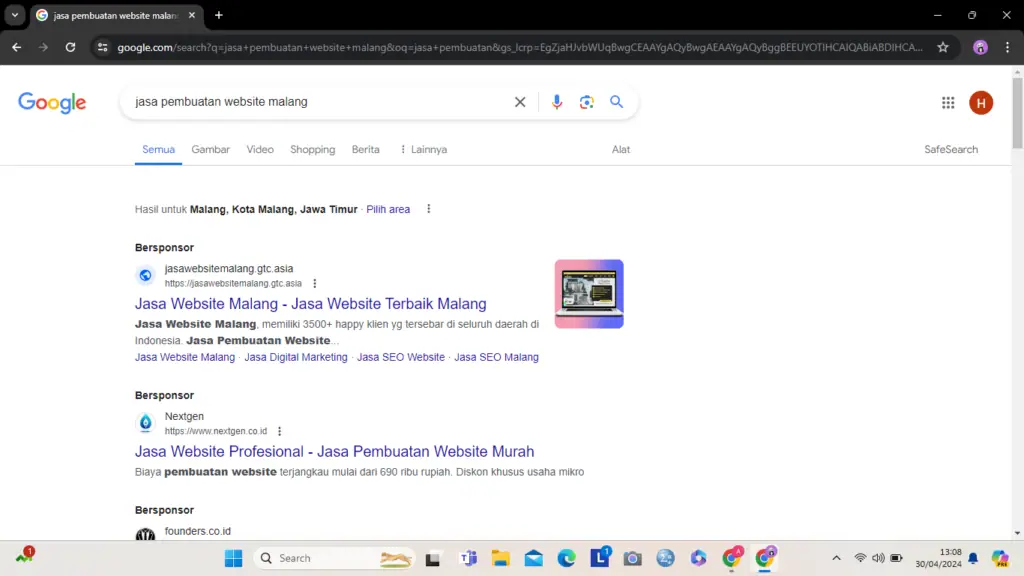 Screen capture laman mesin pencari yang merekomendasi kan ads di pencarian teratas