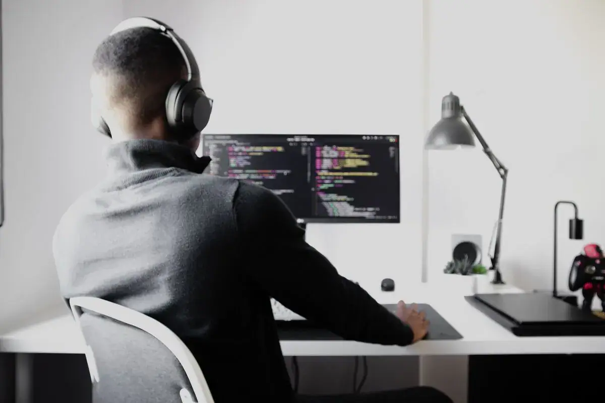 seorang debugger sedang mengatasi debugging