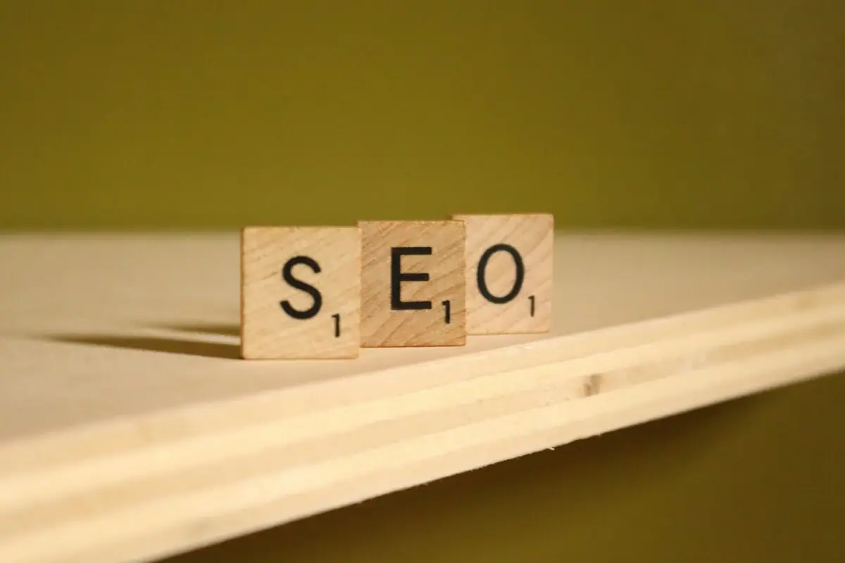 tulisan seo di kotak kayu