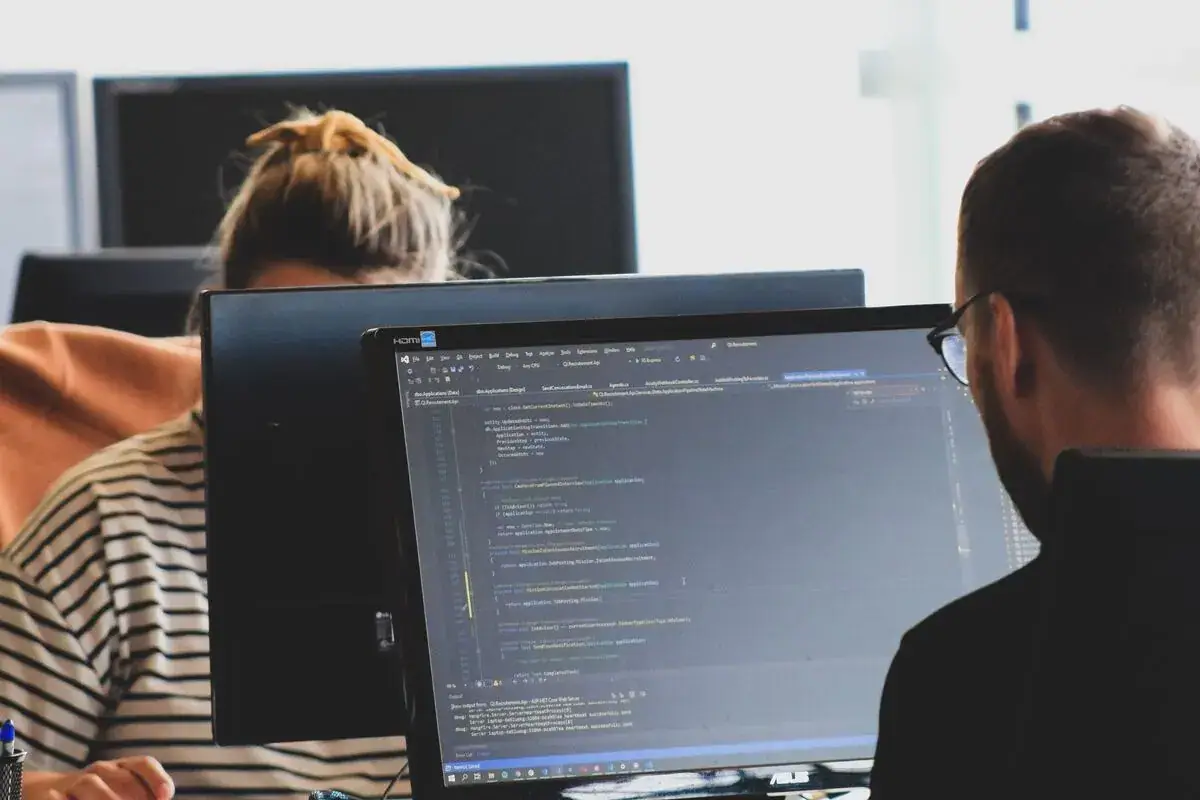 programmer yang sedang melakukan pekerjaan programming
