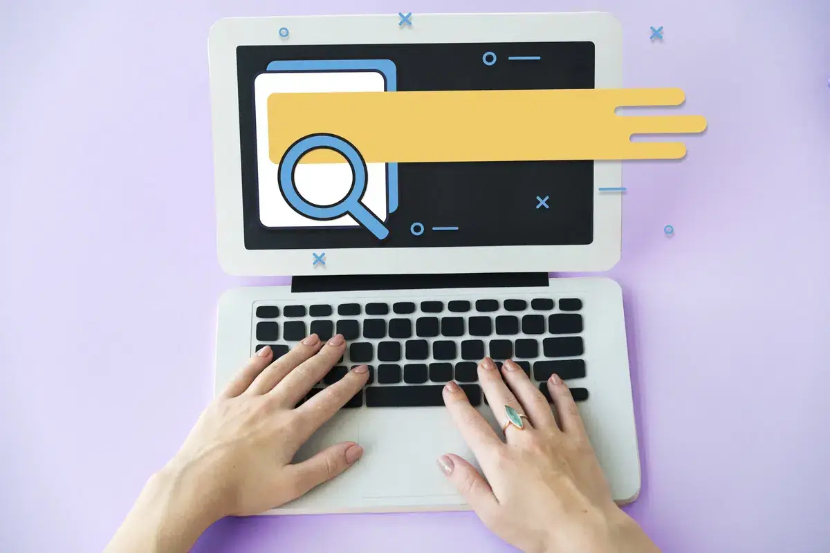 seseorang seo specialist sedang bekerja menggunakan tools research keyword