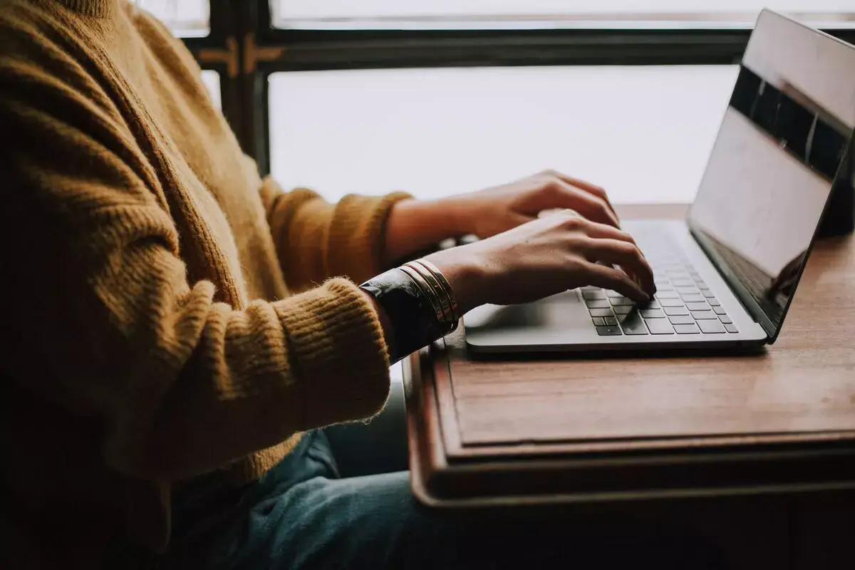seorang ux writer yang sedang menulis untuk sebuah website