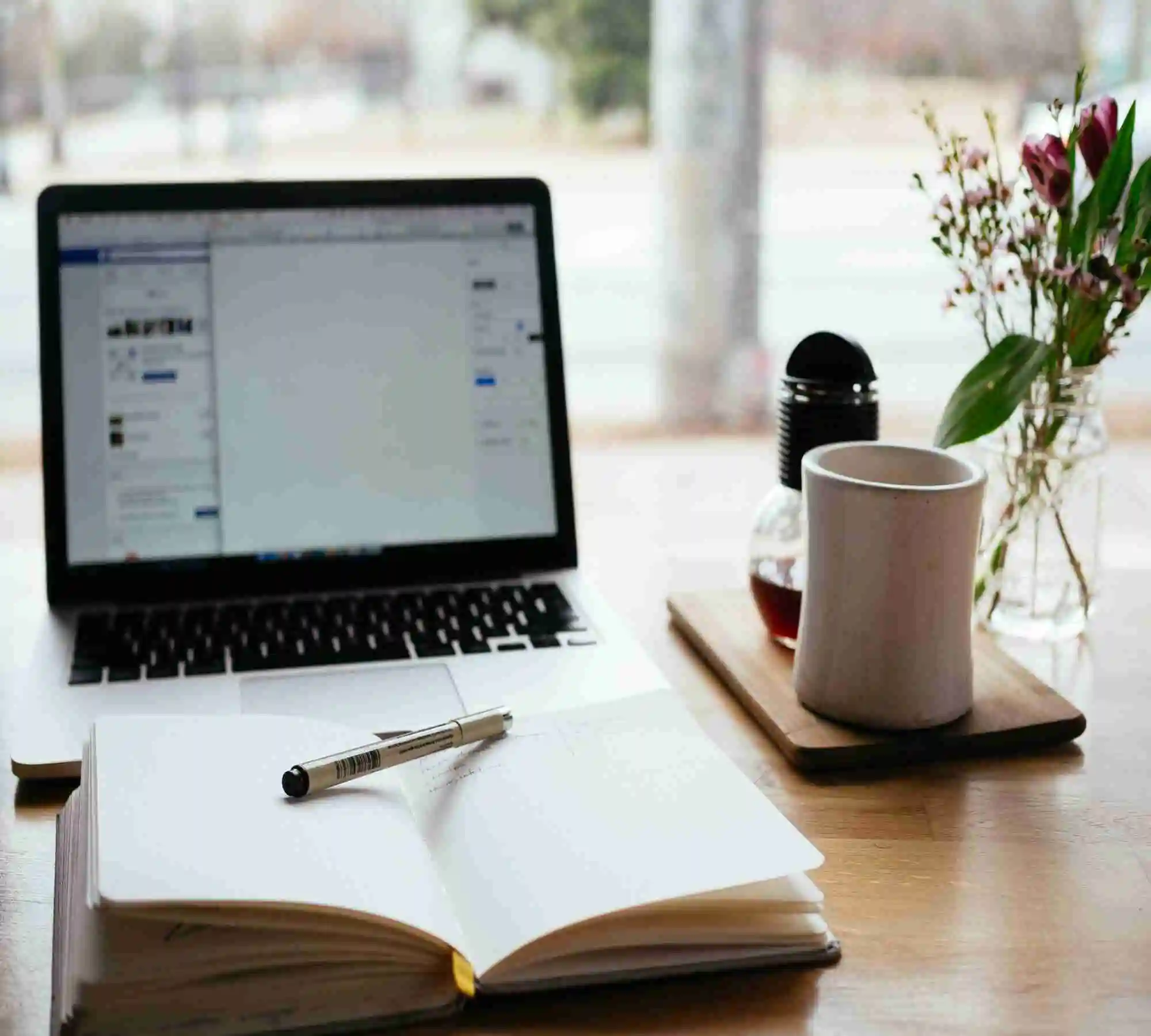 Ilustrasi UX writing menggunakan media kertas dan laptop
