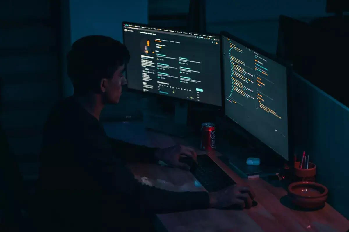 seorang web developer sedang melakukan ajax terhadap sebuah website
