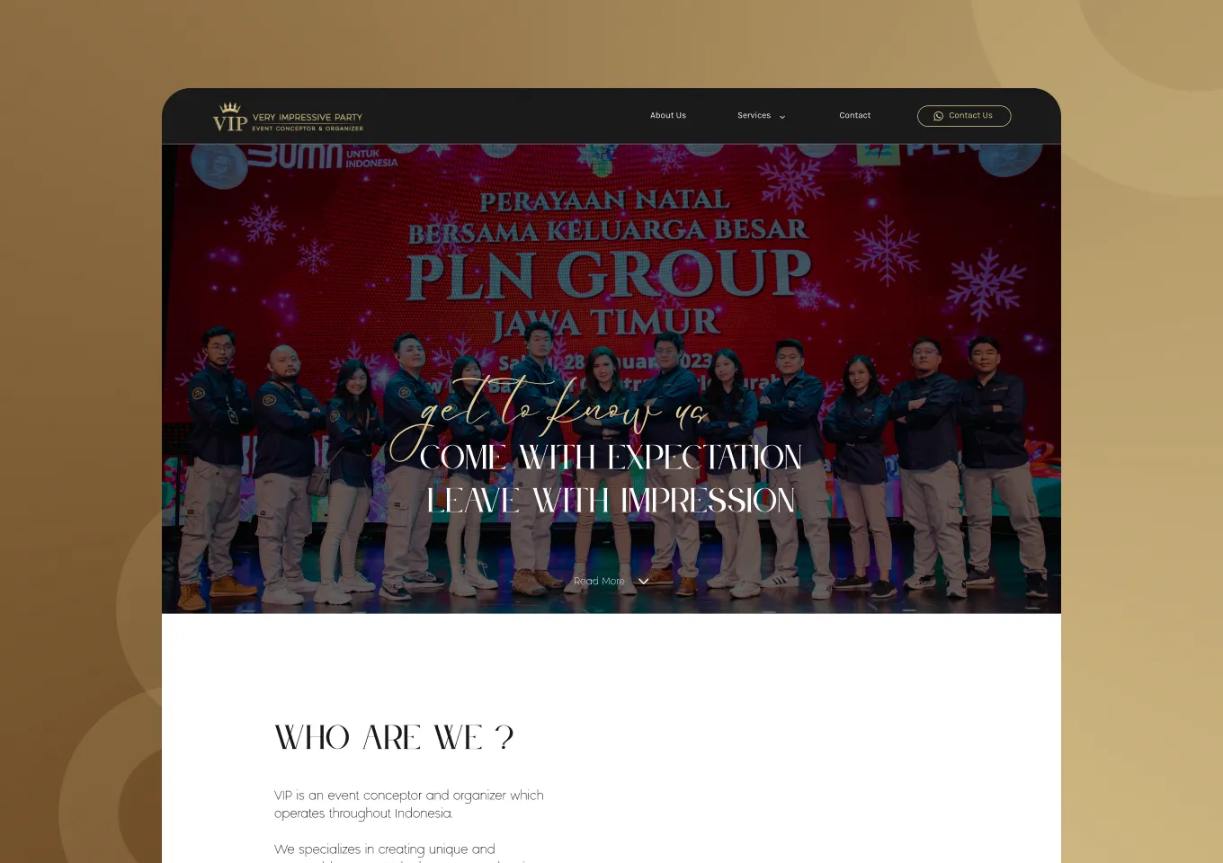 Beranda situs VIP Organizer dengan hero foto tim di panggung acara dan pembuka profil perusahaan